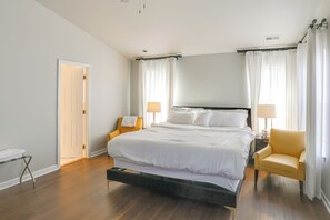 Skrivebord, strygejern/strygebræt, internetforbindelse, sengetøj