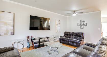 5 Mi to Show Place Arena: Quiet Townhome w/ Patio