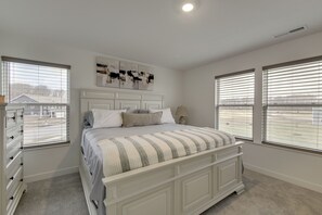 4 bedrooms, desk, iron/ironing board, internet