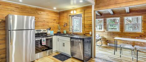 Frigorífico, microondas, placa de cocina y lavavajillas