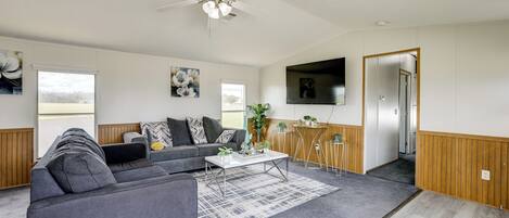 Televisión, reproductor de DVD y videoteca