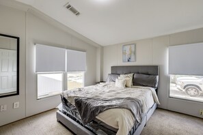 3 habitaciones, escritorio, tabla de planchar con plancha y internet 