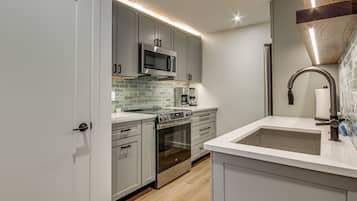 Coffee/tea maker, fridge, microwave, stovetop