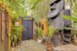 Property grounds - 2 Mi to Echo Park: Funky Silver Lake Studio (Los Angeles)