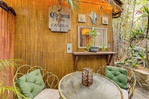 Outdoor dining - 2 Mi to Echo Park: Funky Silver Lake Studio (Los Angeles)