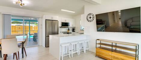 Fridge, microwave, stovetop, dishwasher