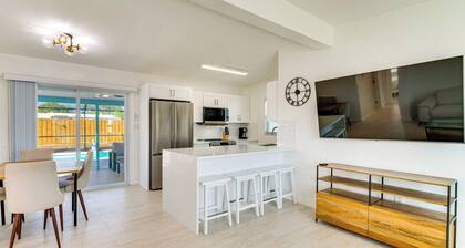 4 Mi to Beach! Sleek Getaway in Port Charlotte