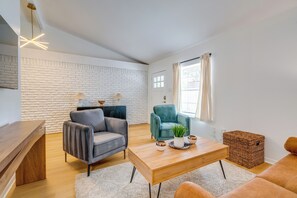 TV, books - Walk to Campus: Creekside Austin Duplex! (Austin)