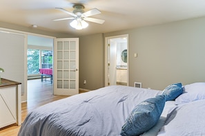 3 bedrooms, iron/ironing board, internet, bed sheets