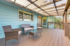 Terrace/patio - Private Beach, Stunning Views! Home on Oyster Bay! (Olympia)