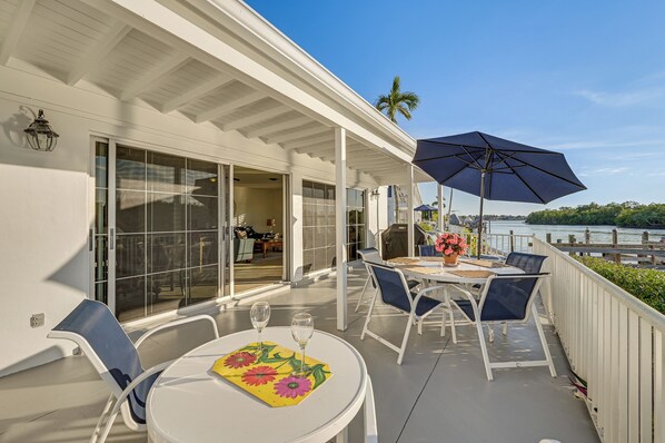 Outdoor dining - Dock + Pool Access: Waterfront Marco Island Escape (Marco Island)