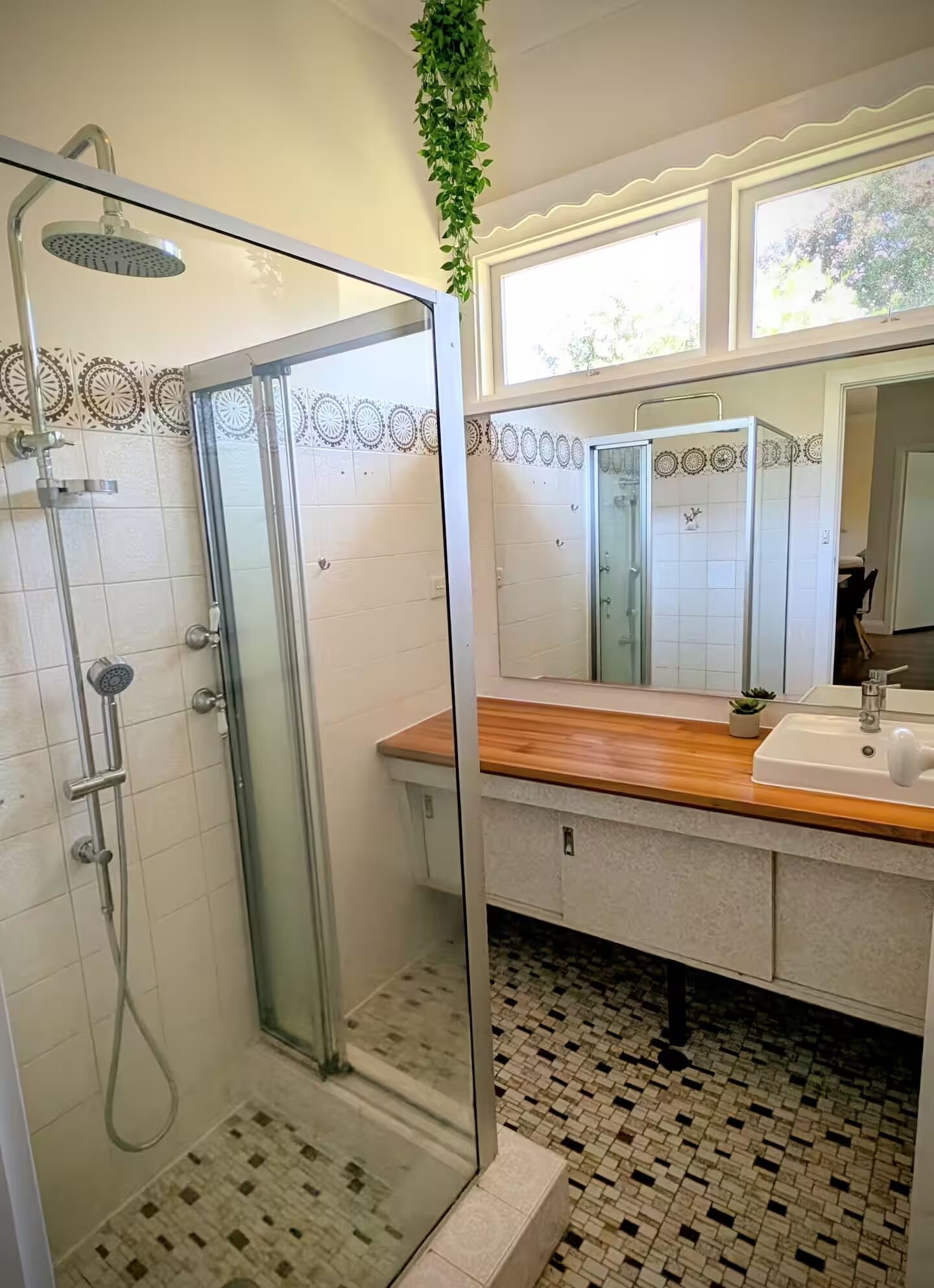 Douche, sèche-cheveux, serviettes fournies, savon
