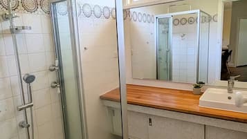 Douche, sĂšche-cheveux, serviettes fournies, savon