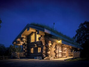 A log cabin with a sloped roof, large windows, and a front porch. - 2 bedroom accommodation in Beauly, near Drumnadrochit (Beauly, near Drumnadrochit)