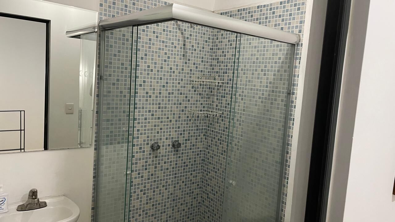 Doccia, asciugacapelli, asciugamani, sapone