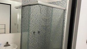 Douche, sèche-cheveux, serviettes fournies, savon