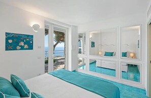 4 bedrooms, free WiFi, bed sheets - Villa Irta: A bright and sunny two-story villa built sheer above the sea, with Free WI-FI. (Massa Lubrense)