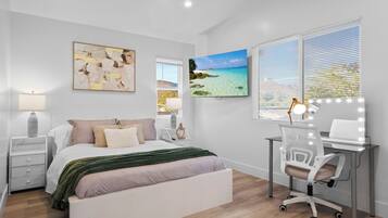 3 quartos, escrivaninha, ferros/tábuas de passar roupa