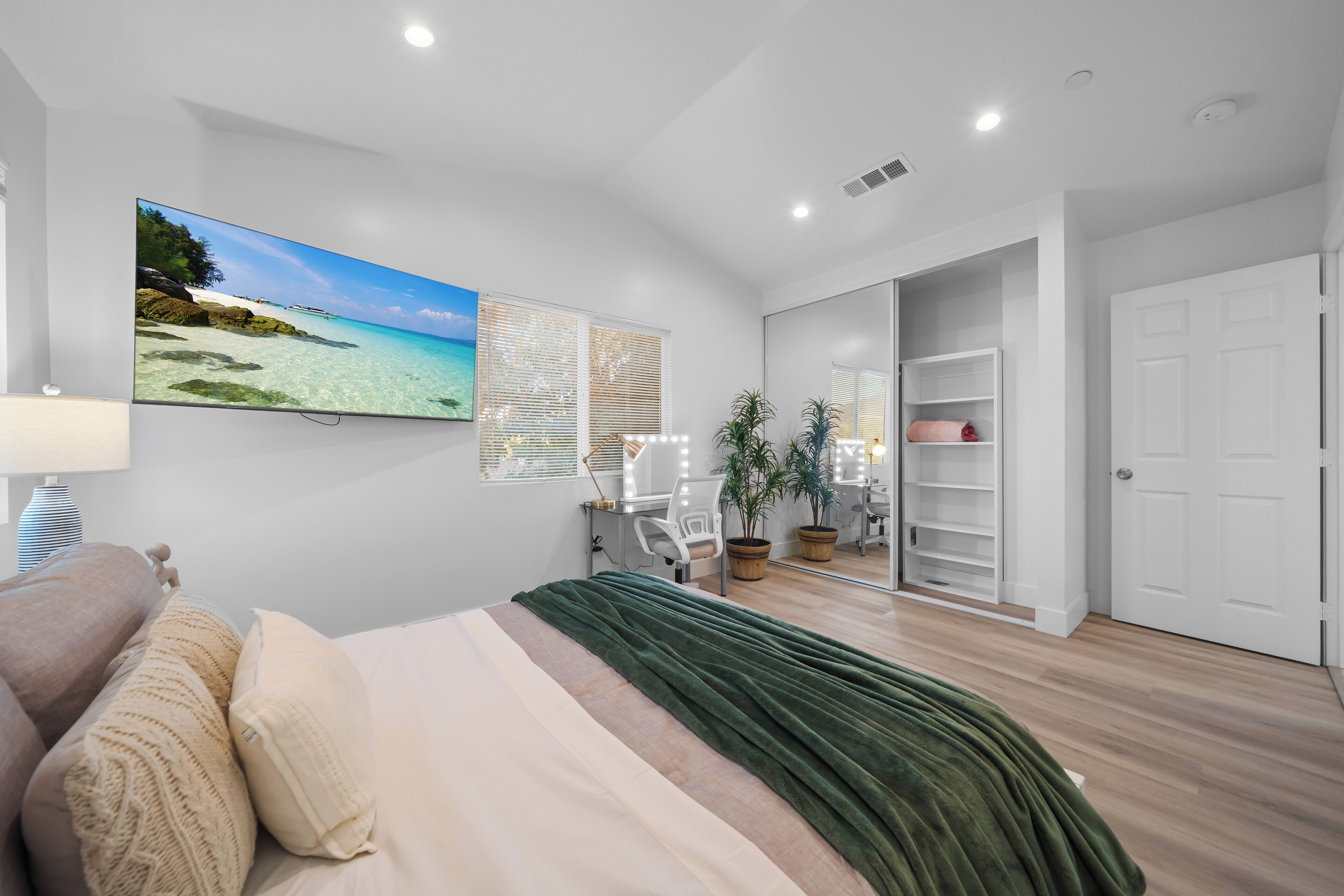 3 bedrooms, desk, iron/ironing board, WiFi (free)