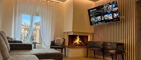 Luxury-Apartment, Stadtblick | Wohnbereich | 65-Zoll-Smart-TV mit Digitalempfang