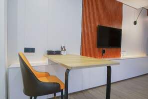 Desk, blackout curtains, iron/ironing board, free WiFi - Paco Hotel Jinan University Guangzhou (Guangzhou)