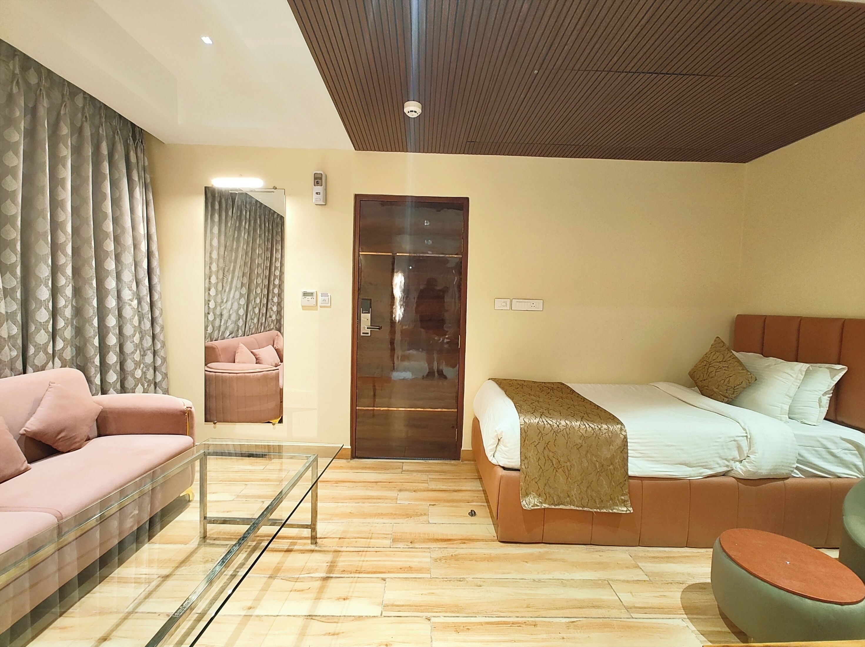 Premium dubbelrum - luftkonditionering | Allergitestade sängkläder, skrivbord, ljudisolering och gratis wi-fi