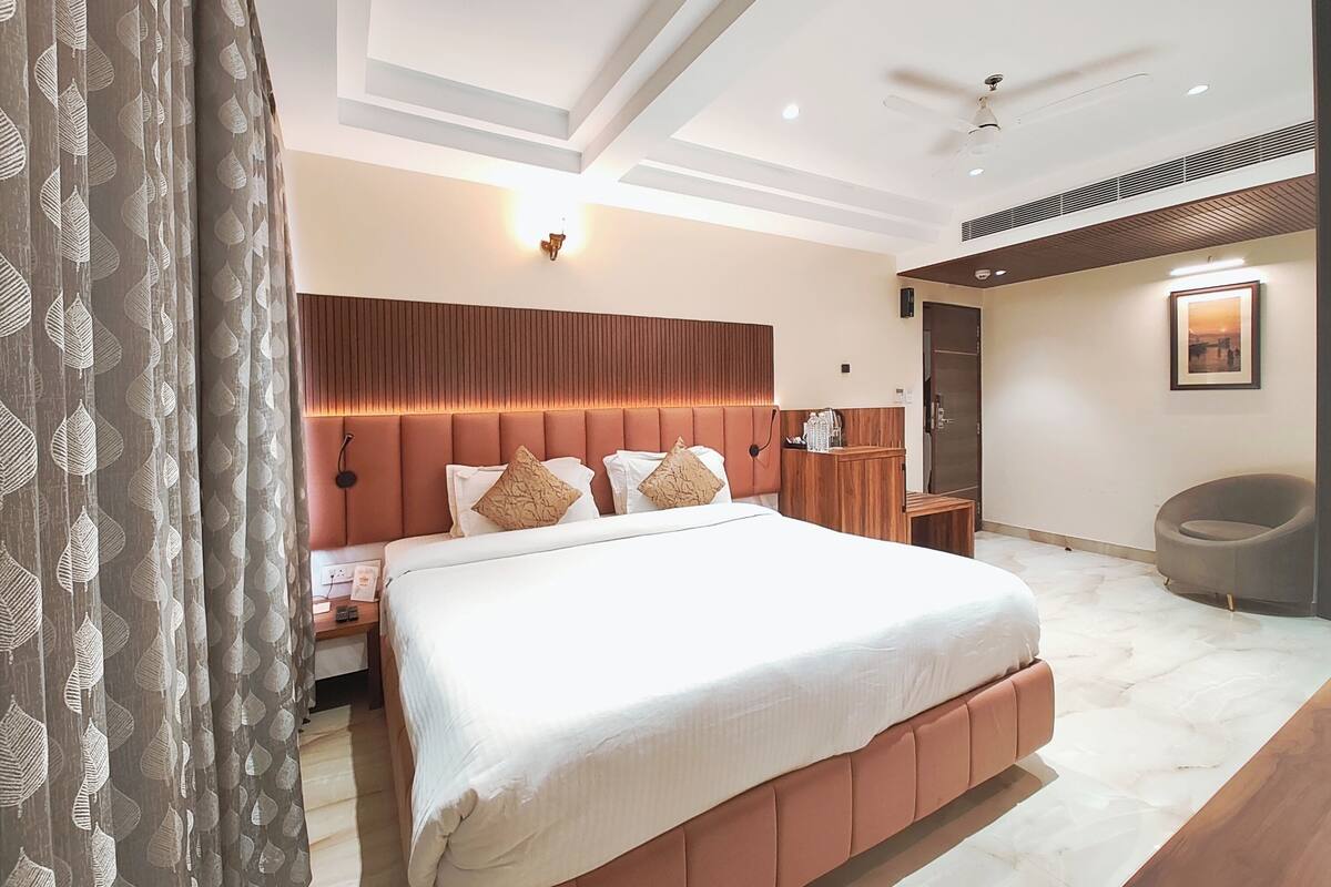 Superior Double Room, Air conditioning | Hypo-allergenic bedding available, desk, soundproofing, WiFi (free)