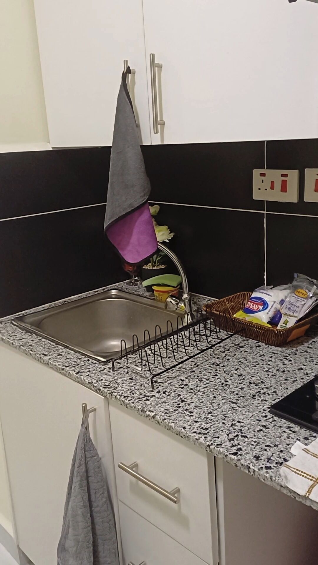 Jääkaappi, mikroaaltouuni, liesi, vedenkeitin