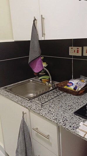 Jääkaappi, mikroaaltouuni, liesi, vedenkeitin