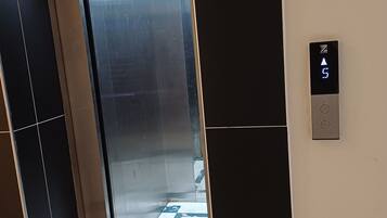 L’intérieur d’un ascenseur, avec un écran numérique indiquant le numéro de l’étage.