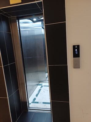 An elevator interior with a digital display showing the floor number. - Cozy Studio near JKIA, SGR, Expressway /Mombasa Road, Syokimau. Luxore Apartment (Nairobi)