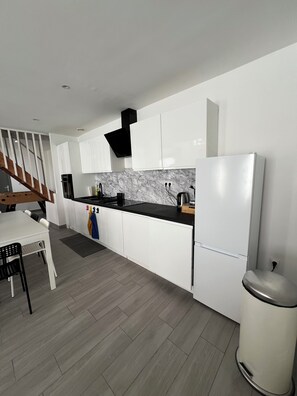 Fridge, microwave, oven, stovetop - Maison calme missions pro - 2 workspaces - Private parking lot - Valenciennes (Anzin)