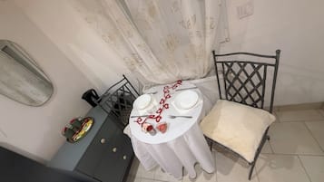 Comfort tweepersoonskamer, patio, uitzicht op meer | Dineren in de kamer