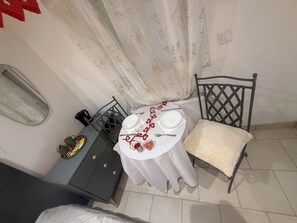 Kamar Double Comfort, patio, pemandangan danau | Makan di kamar