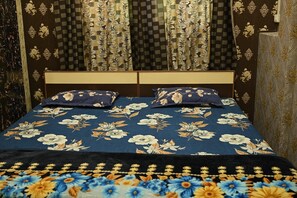 Basic Double Room | Free WiFi - Vaishnavi Paying Guest House (Varanasi)