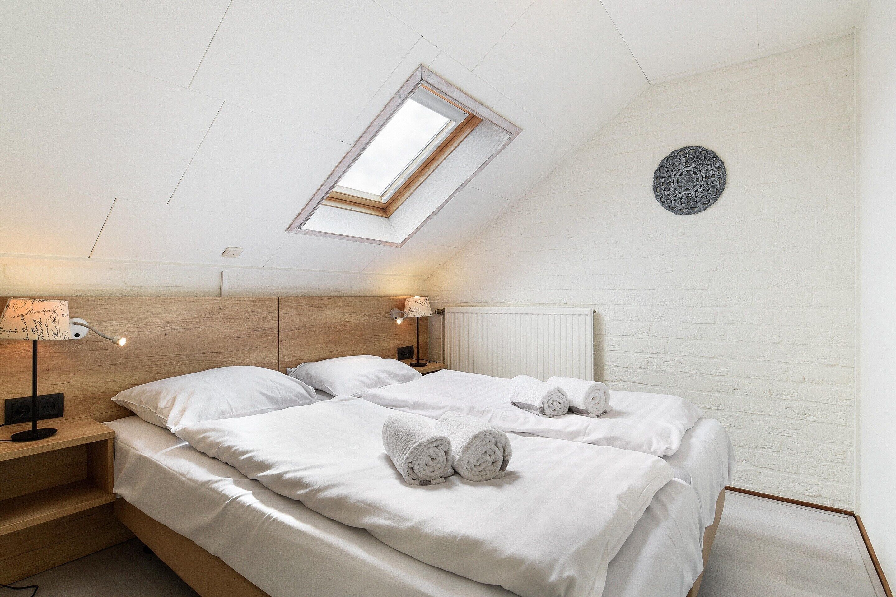 3 عدّة غرف نوم وطراز فريد لكل وحدة وملاءات أسرّة