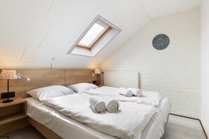 3 عدّة غرف نوم وطراز  فريد لكل وحدة وملاءات أسرّة