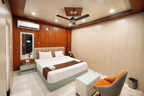 Deluxe Double Room, Penyaman udara | Peralatan tempat tidur hipoalergenik, meja, kalis bunyi, Wi-fi percuma 