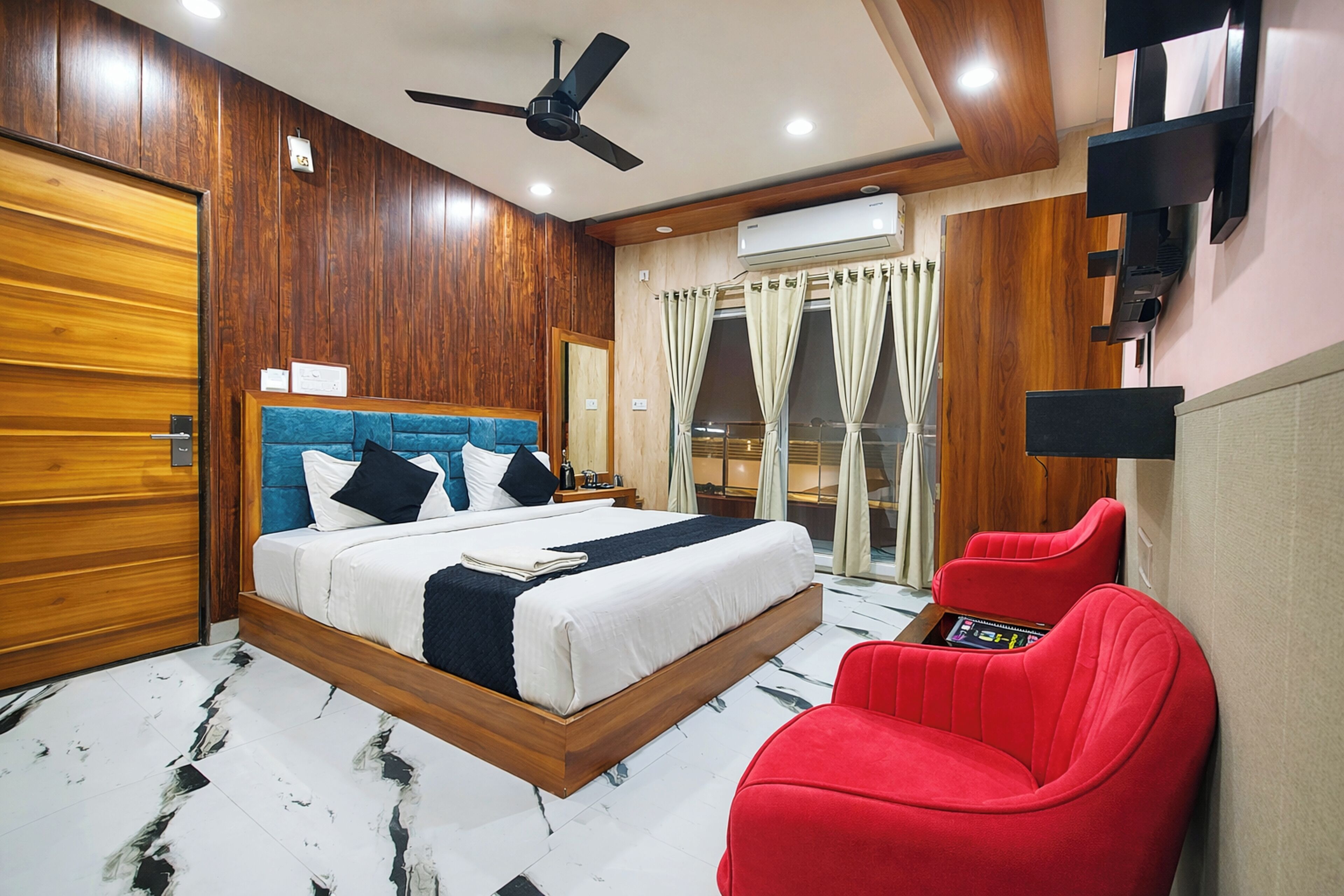 ملاءات للفراش لا تسبب الحساسية ومكتب وتجهيزات عازلة للصوت