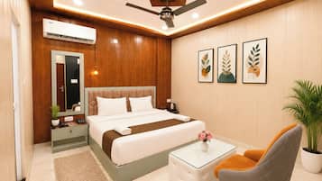 Deluxe Double Room, Air conditioning | Hypo-allergenic bedding available, desk, soundproofing, WiFi (free)