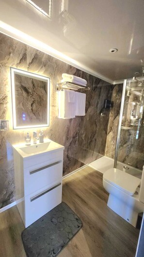 Shower, hair dryer, towels, soap - Carberry Lodge, Hottub,  countryside location, Edinburgh city centre miles away (Tranent)