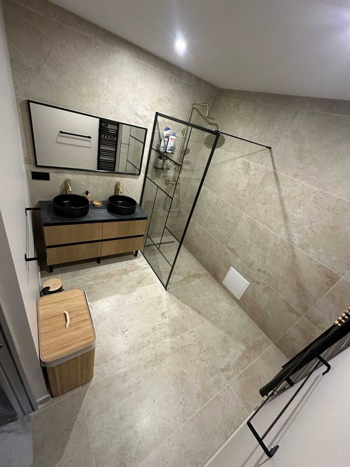 Doccia, vasca idromassaggio, asciugacapelli, asciugamani