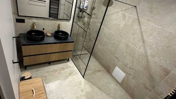 Shower, jetted tub, hair dryer, towels