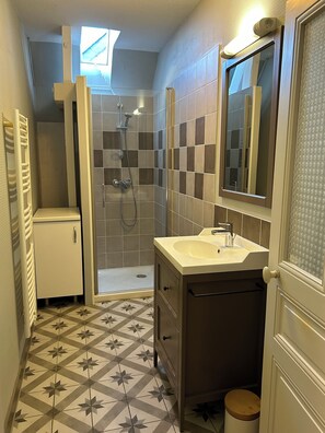 Douche, sèche-cheveux, serviettes fournies, papier toilette