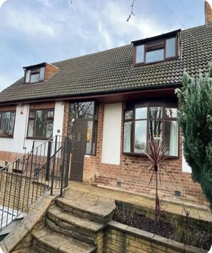 Exterior - Large Characterful Home in a quiet conservation area.  4 King-size Bedrooms. (Nottingham)