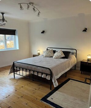 Iron/ironing board, WiFi, bed sheets - Large Characterful Home in a quiet conservation area.  4 King-size Bedrooms. (Nottingham)