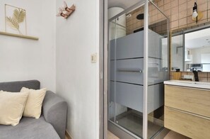 Hair dryer, towels, soap, shampoo - Studio Carré d'Or with balcony (Nice)