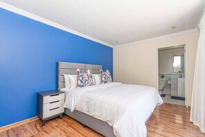 4 bedrooms, iron/ironing board, Internet, bed sheets - Super Spacious Fun Home! With Pool, Den and Bar (Sandton)