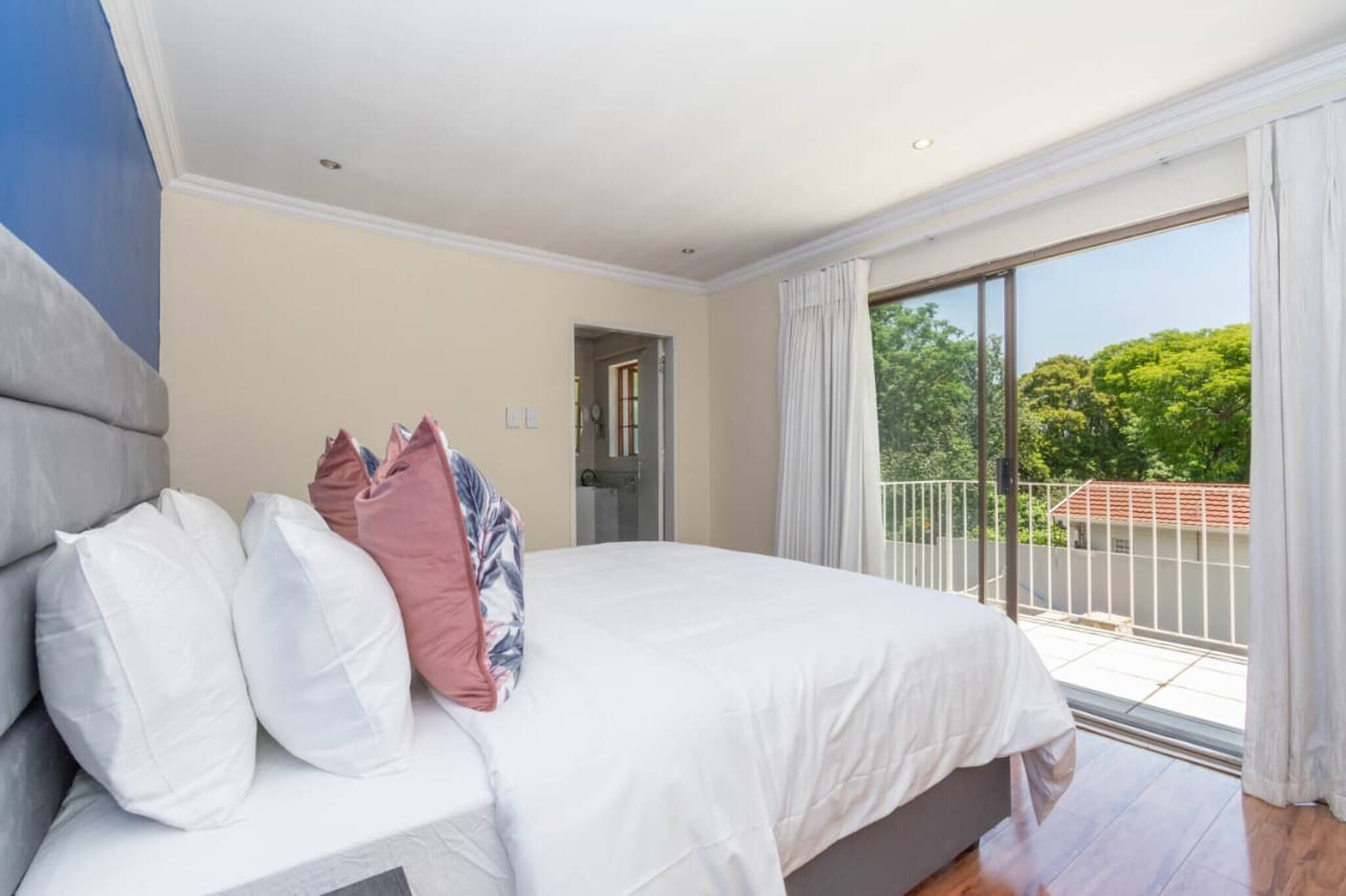 4 bedrooms, iron/ironing board, Internet, bed sheets