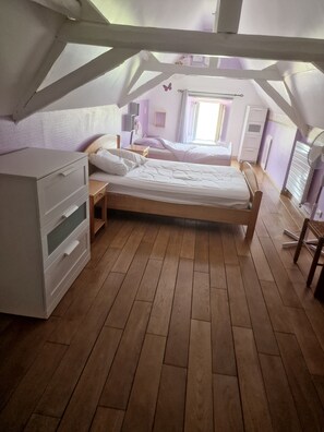 4 habitaciones, tabla de planchar con plancha y acceso a internet 